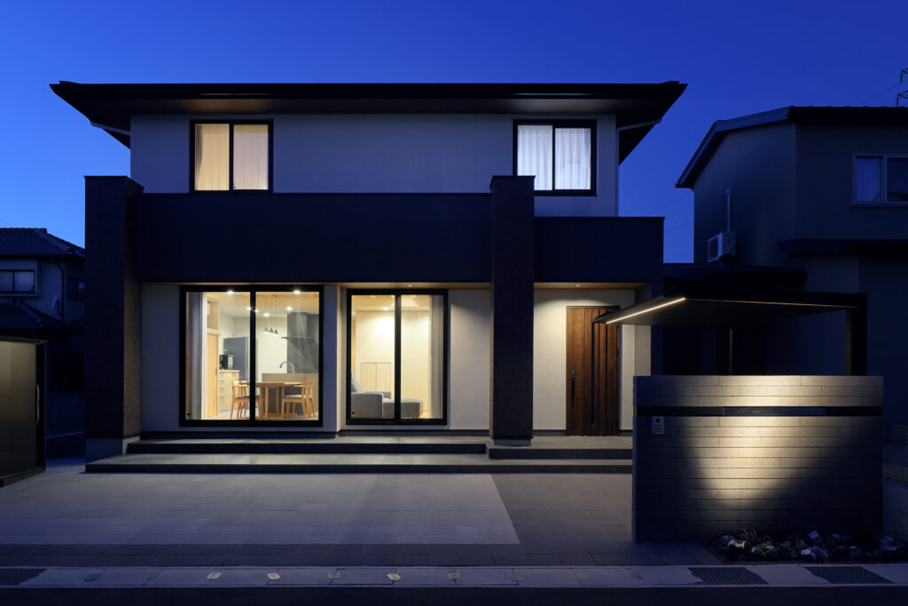 回遊動線のある家｜化粧梁のLDKと収納計画の住まい