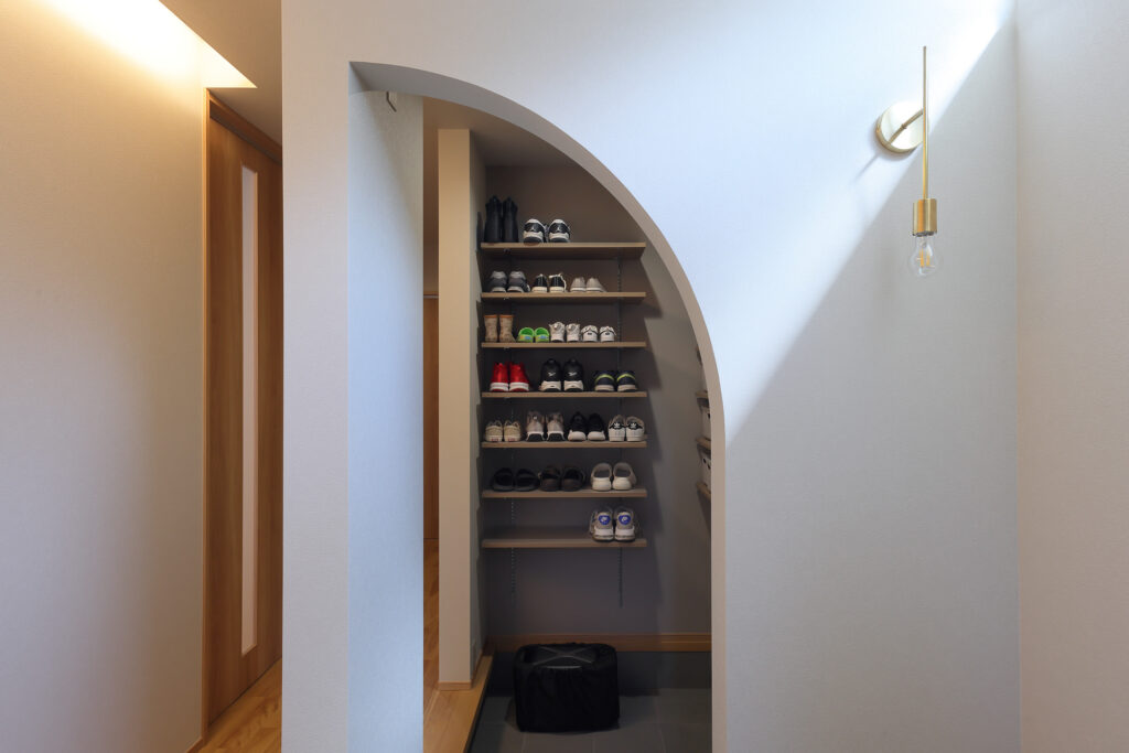 アーチ壁がおしゃれな玄関土間収納
