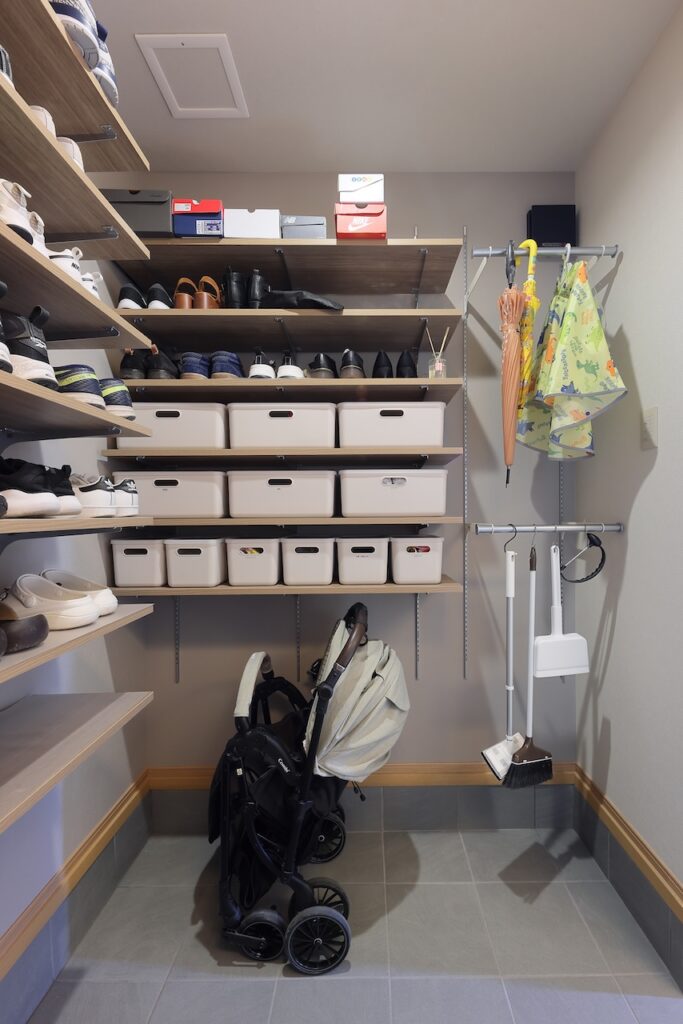 ベビーカーも収納できる玄関土間のシューズクローク