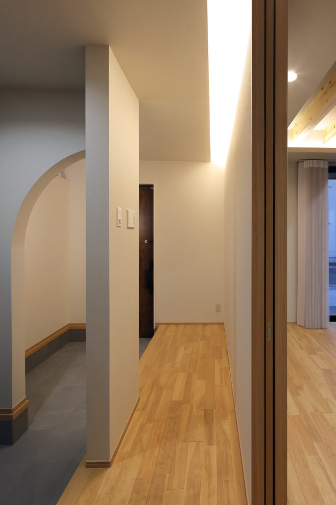 回遊動線のある家｜化粧梁のLDKと収納計画の住まい