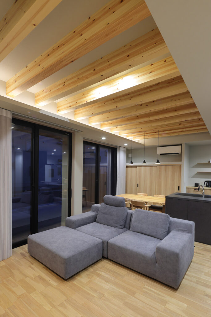 間接照明と化粧梁が印象的な夜のダイニング