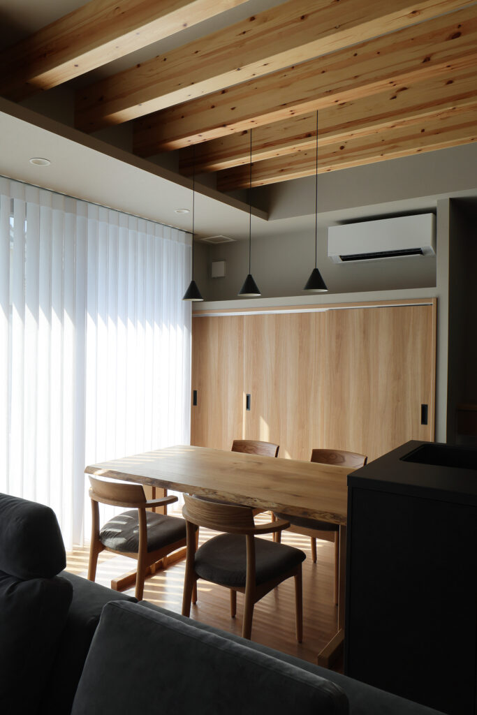 間接照明と化粧梁が印象的な夜のダイニング