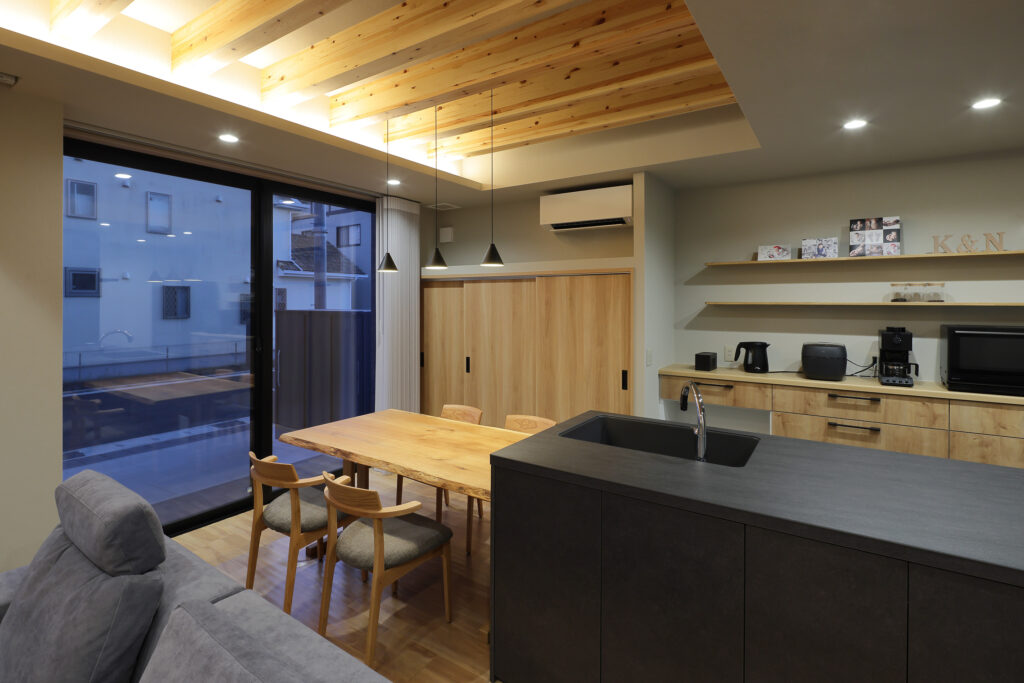 化粧梁の天井とブラックキッチンのあるLDK