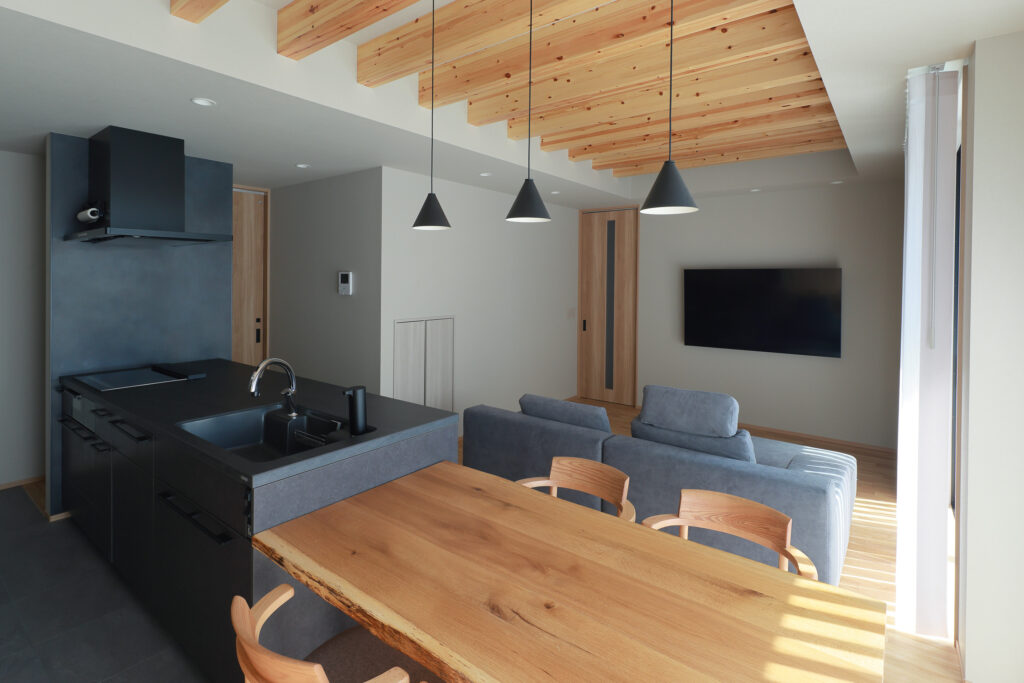 化粧梁の天井とブラックキッチンのあるLDK