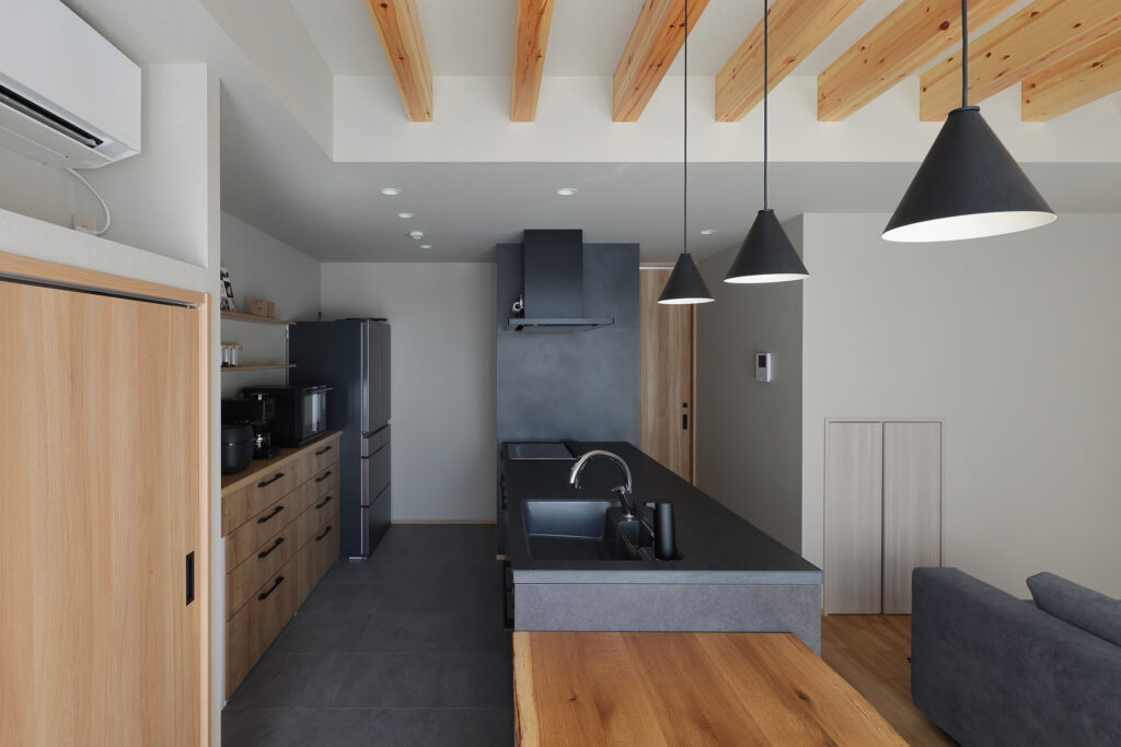 化粧梁の天井とブラックキッチンのあるLDK