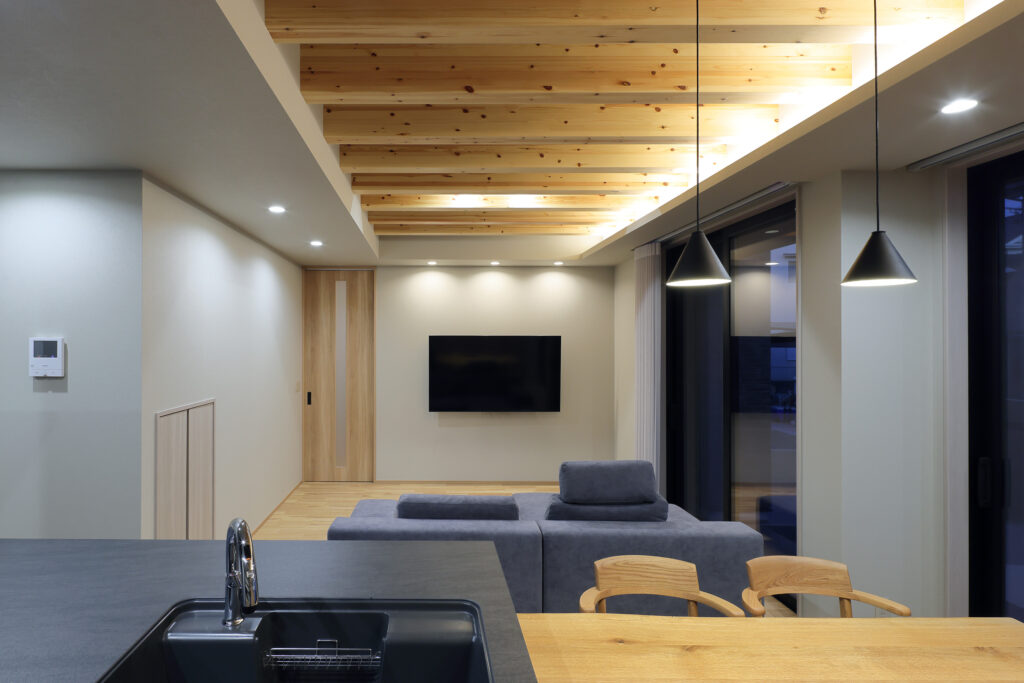 回遊動線のある家｜化粧梁のLDKと収納計画の住まい