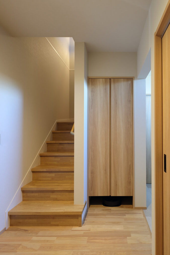 回遊動線のある家｜化粧梁のLDKと収納計画の住まい