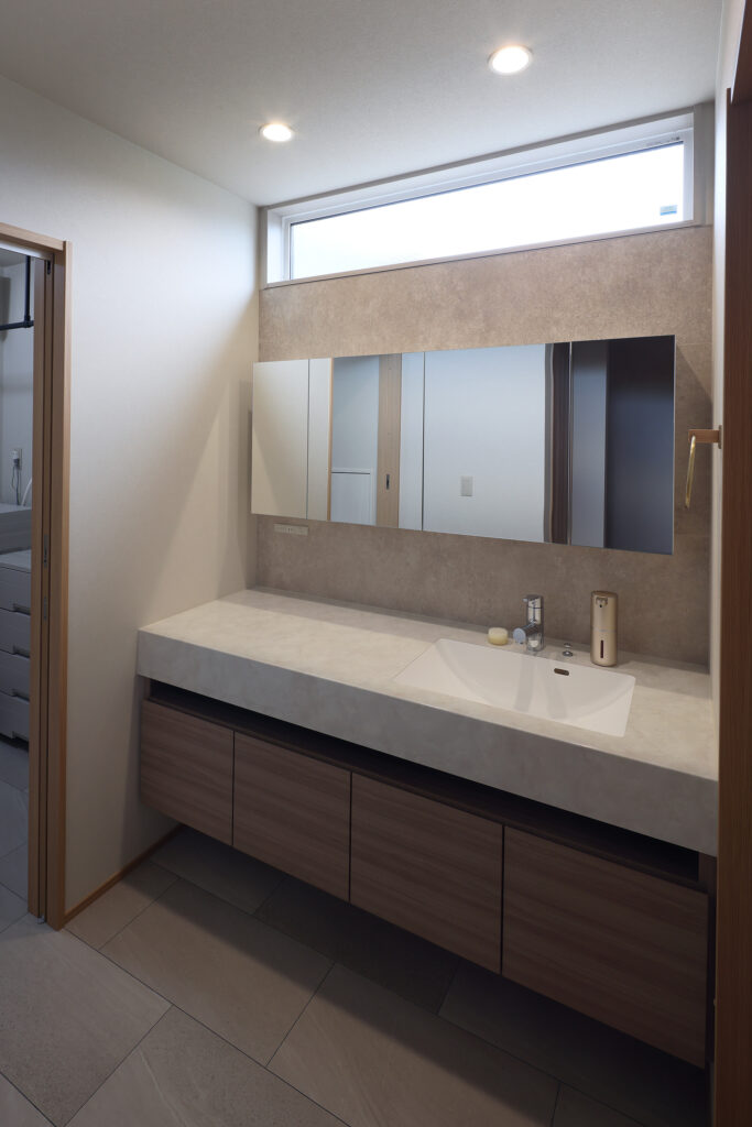 回遊動線のある家｜化粧梁のLDKと収納計画の住まい