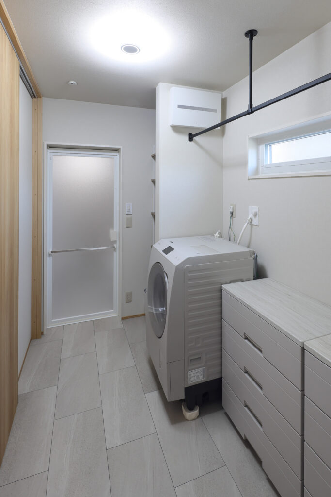 室内物干しバーのあるランドリールーム