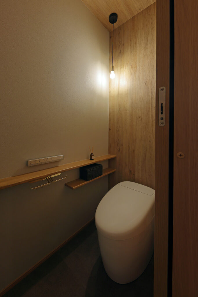 ペンダントライトが灯る落ち着いたトイレ空間
