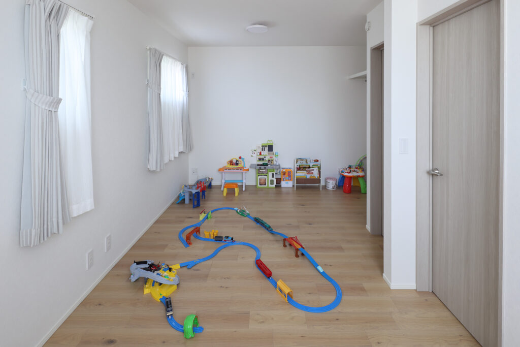 おもちゃで遊べる広々とした子ども部屋