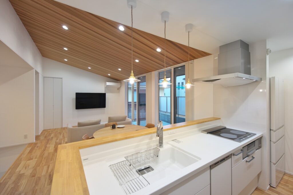 タイルデッキのある家｜庭と暮らす平屋の住まい