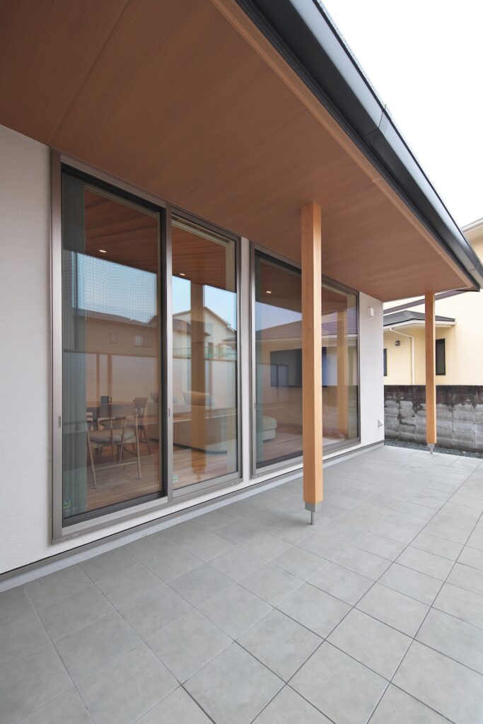 タイルデッキのある家｜庭と暮らす平屋の住まい