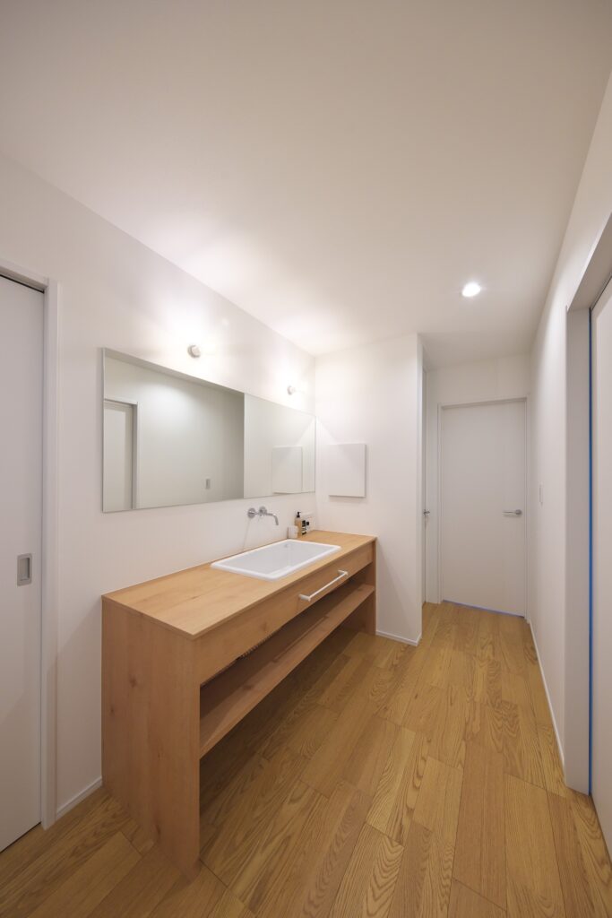 タイルデッキのある家｜庭と暮らす平屋の住まい