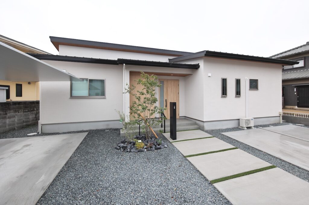 タイルデッキのある家｜庭と暮らす平屋の住まい