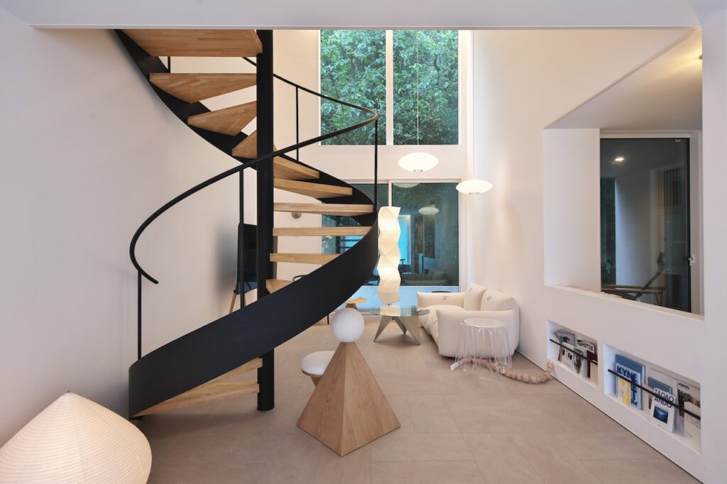 LDKの中心に設けた螺旋階段