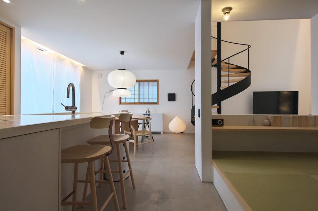 フルフラットキッチンと畳スペースのあるLDK