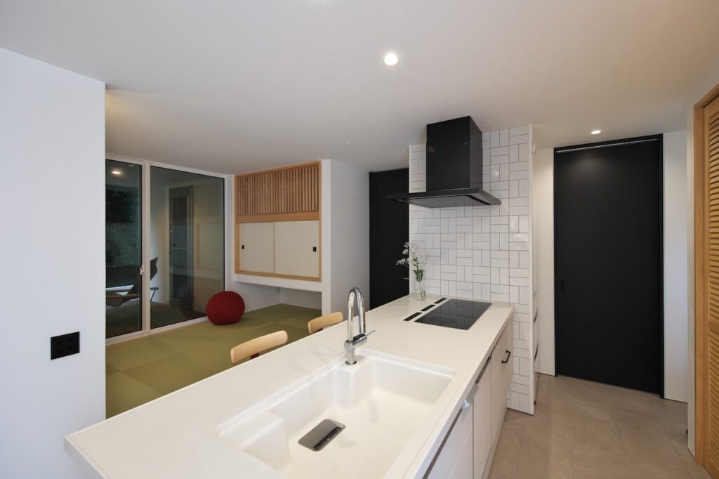 フルフラットキッチンのダイニング空間