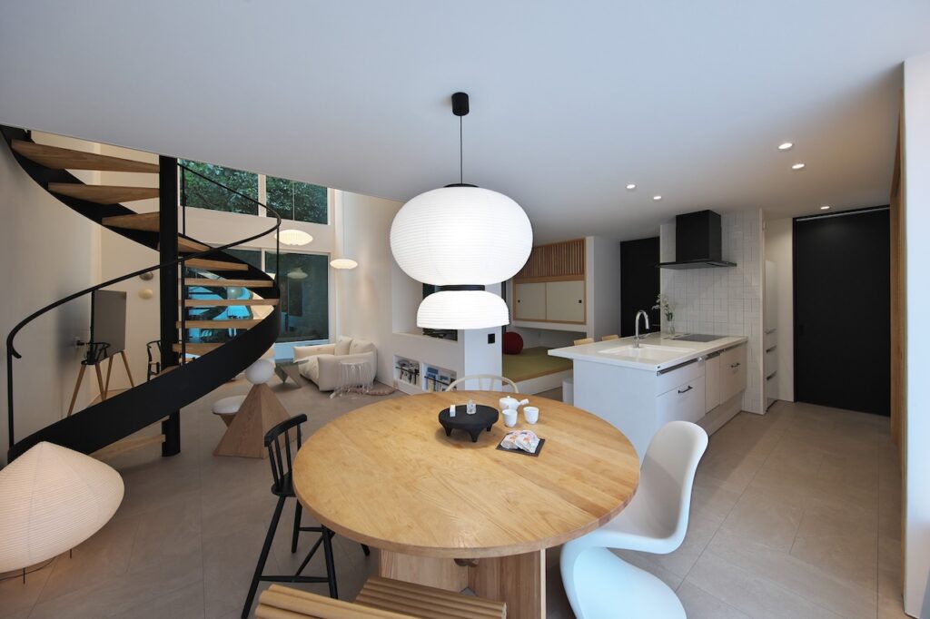 大開口窓のある吹き抜けリビング