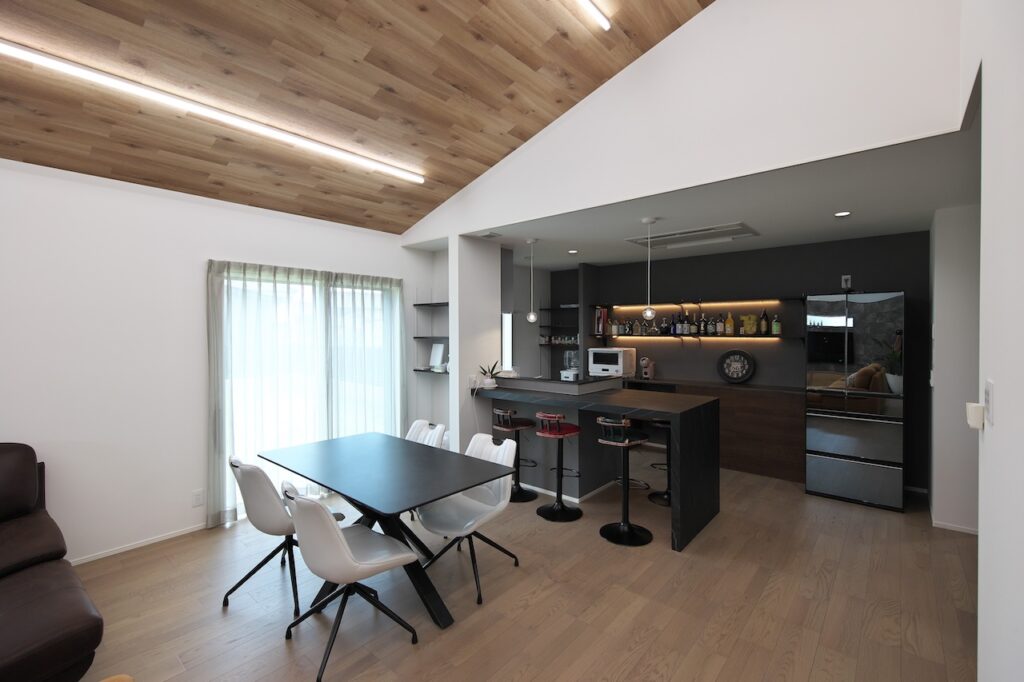 明るい光が差し込むリビング