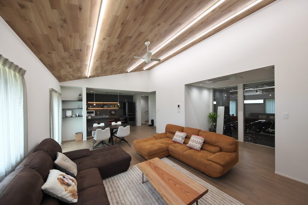 ガレージを望むリビング空間