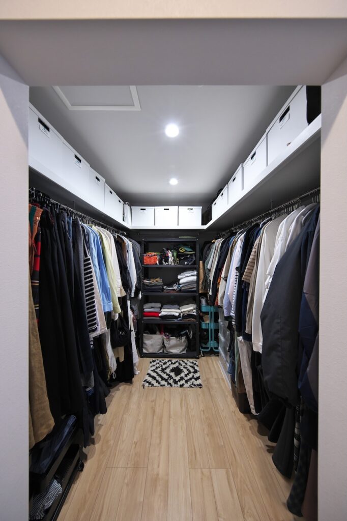 奥行きを活かした使いやすいファミリークローゼット