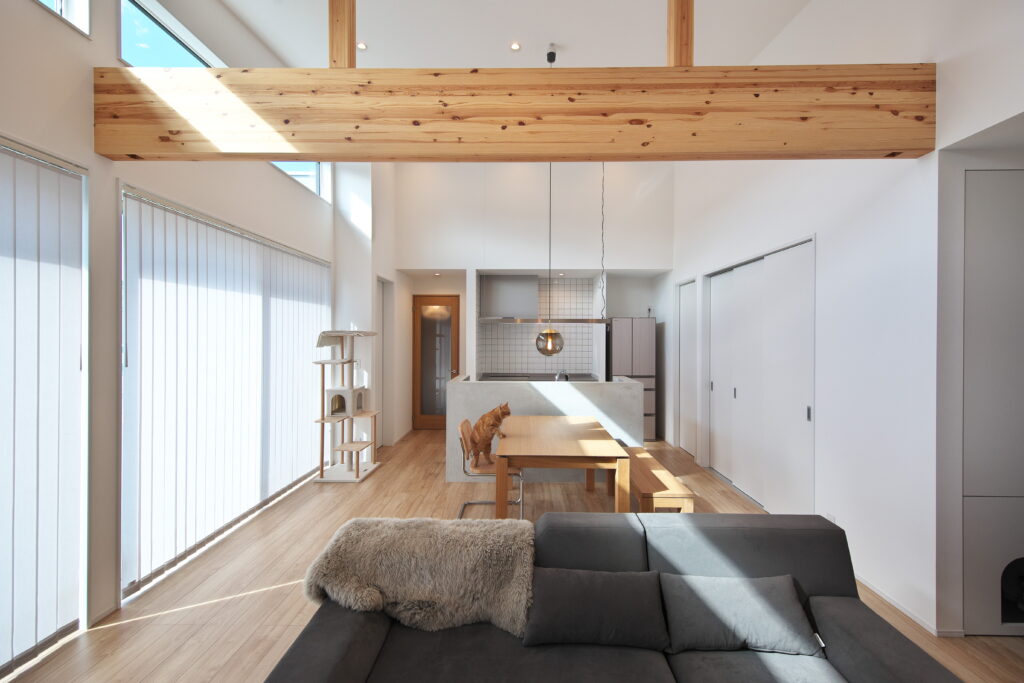 庭を望む大きな窓のリビング