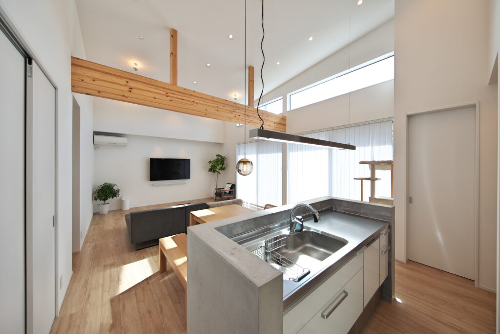 吹き抜けと化粧梁のある明るいLDK