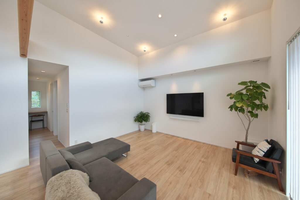 白を基調としたナチュラルテイストのリビング