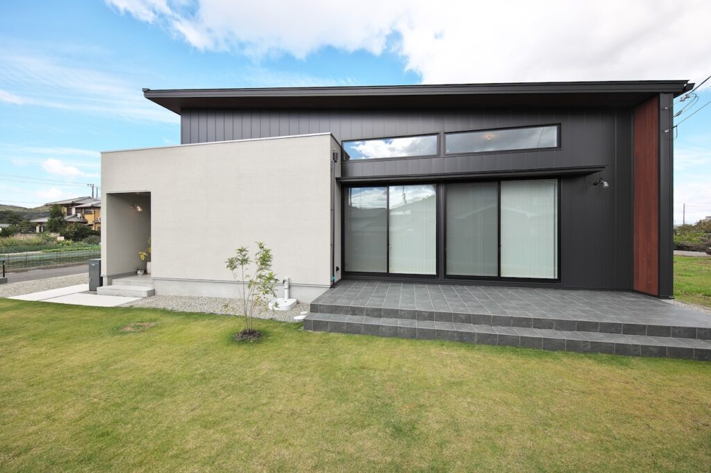 大きな窓から庭を望む平屋住宅