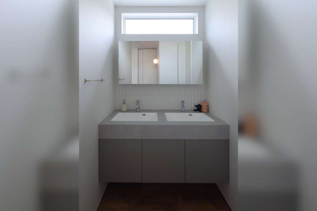 間接照明が印象的な造作洗面台