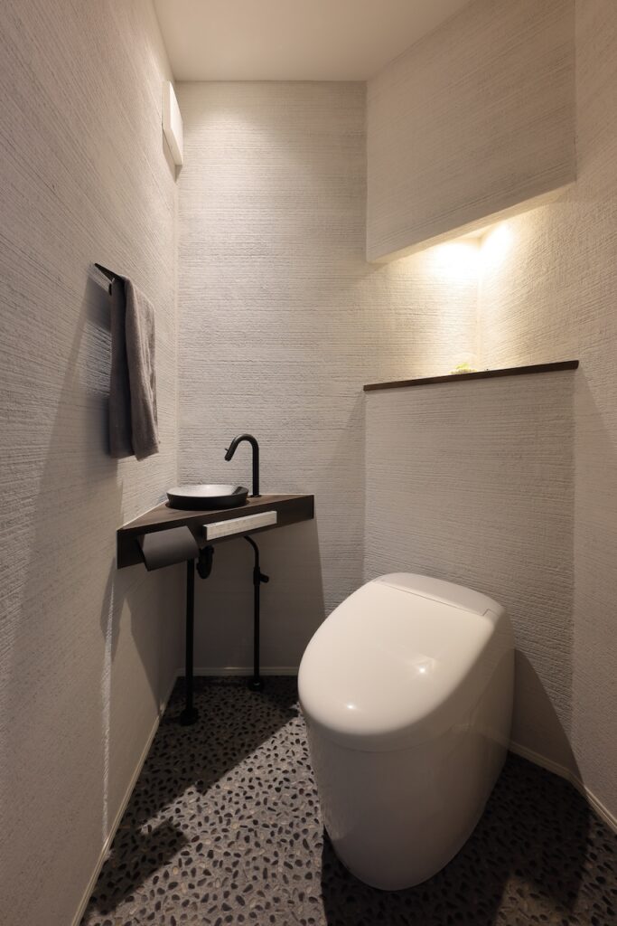 シンプルで清潔感のあるトイレ空間