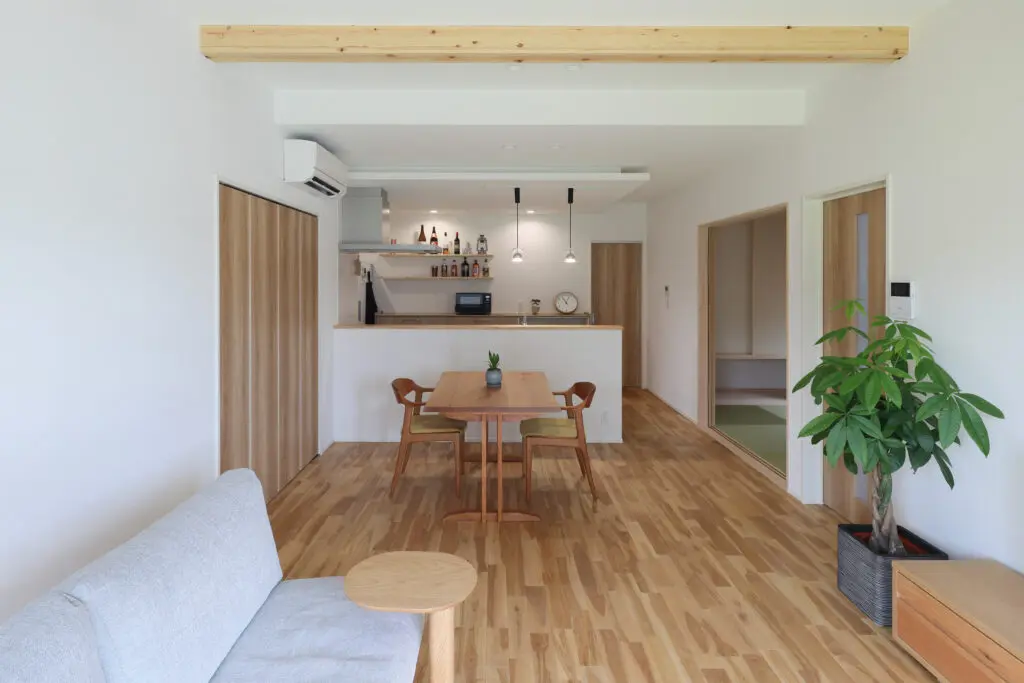 和モダンインテリアの落ち着いたリビング空間