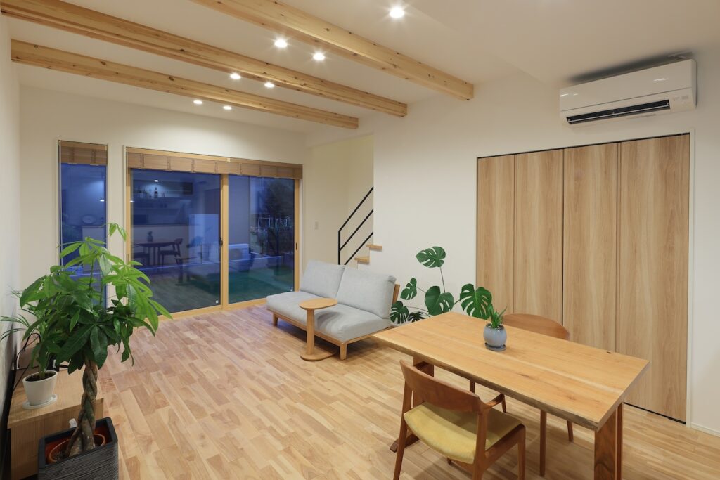 照明が印象的な夜のダイニング空間