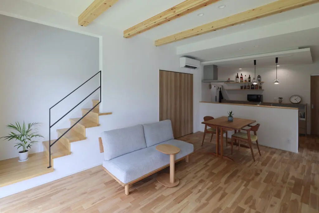 和モダンインテリアの落ち着いたリビング空間