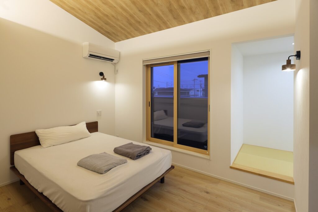 勾配天井で開放感のある主寝室