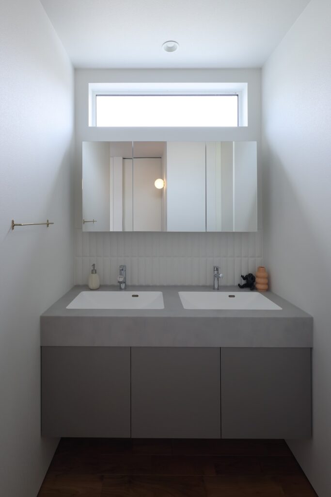 間接照明が印象的な造作洗面台