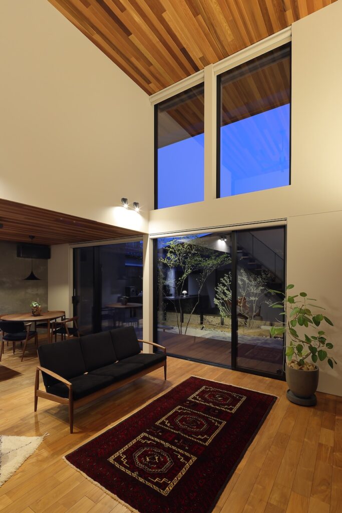 大開口窓越しに中庭を望む開放的な空間