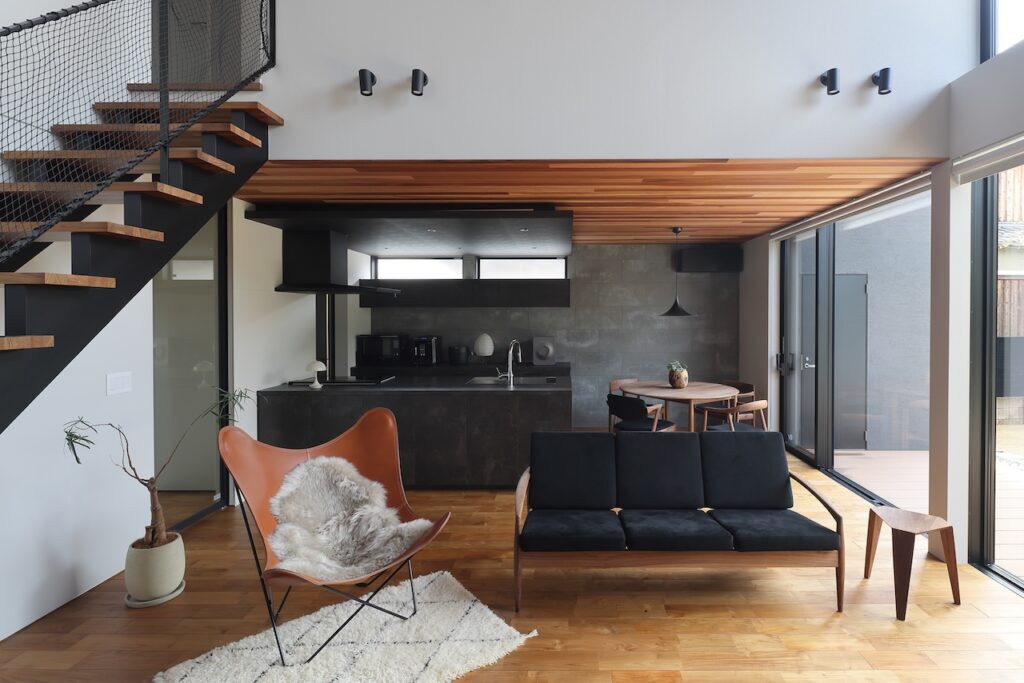 ブラックキッチンと木の素材が映えるモダンなLDK