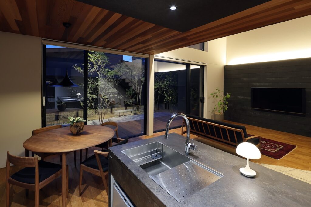 中庭と大開口窓でつながるLDK