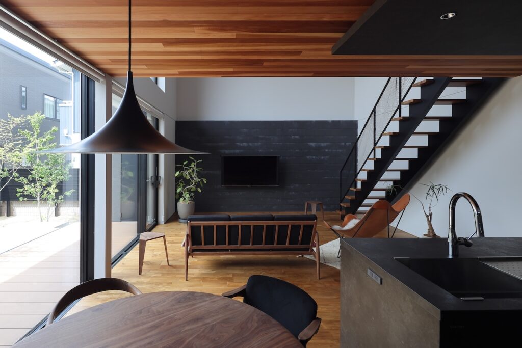 SE構法の家｜吹き抜けと大開口窓で開放感を楽しむ住まい