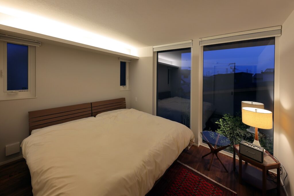 自然光と間接照明で落ち着きのある寝室