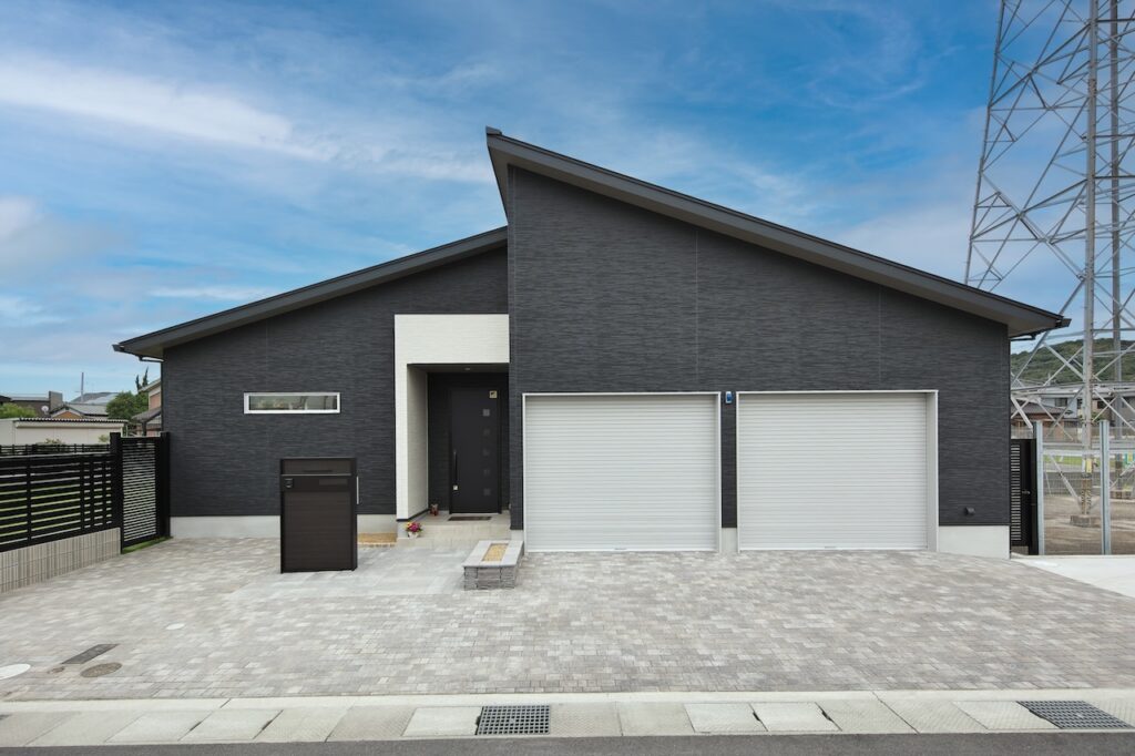 愛車と暮らす家｜大空間LDKとガレージを楽しむ平屋