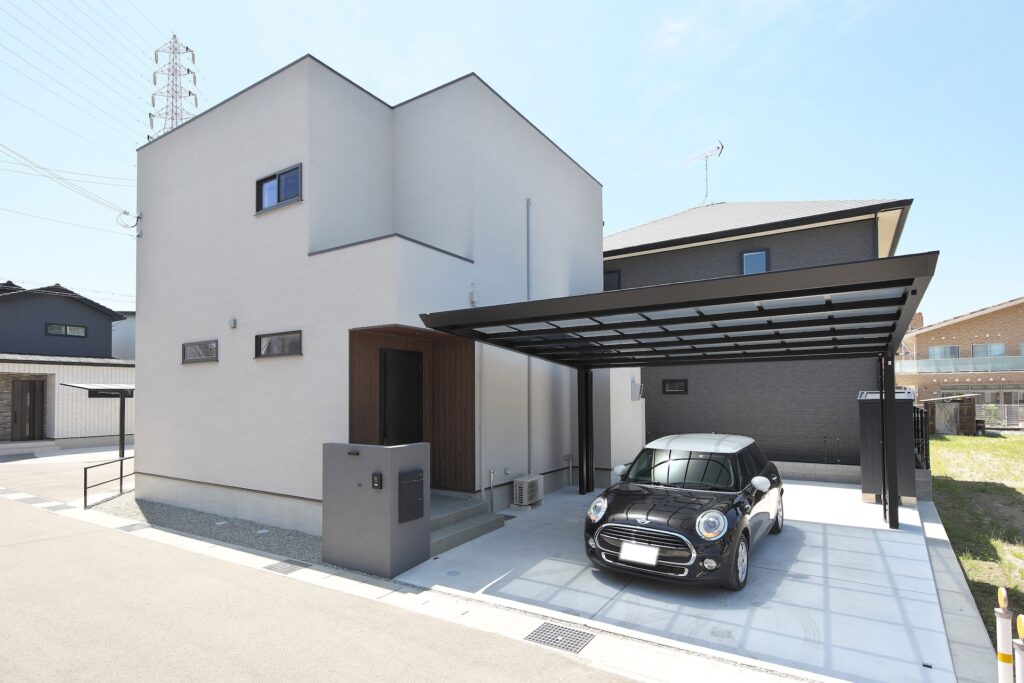 格子天井の家｜吹き抜けリビングが広がる住まい