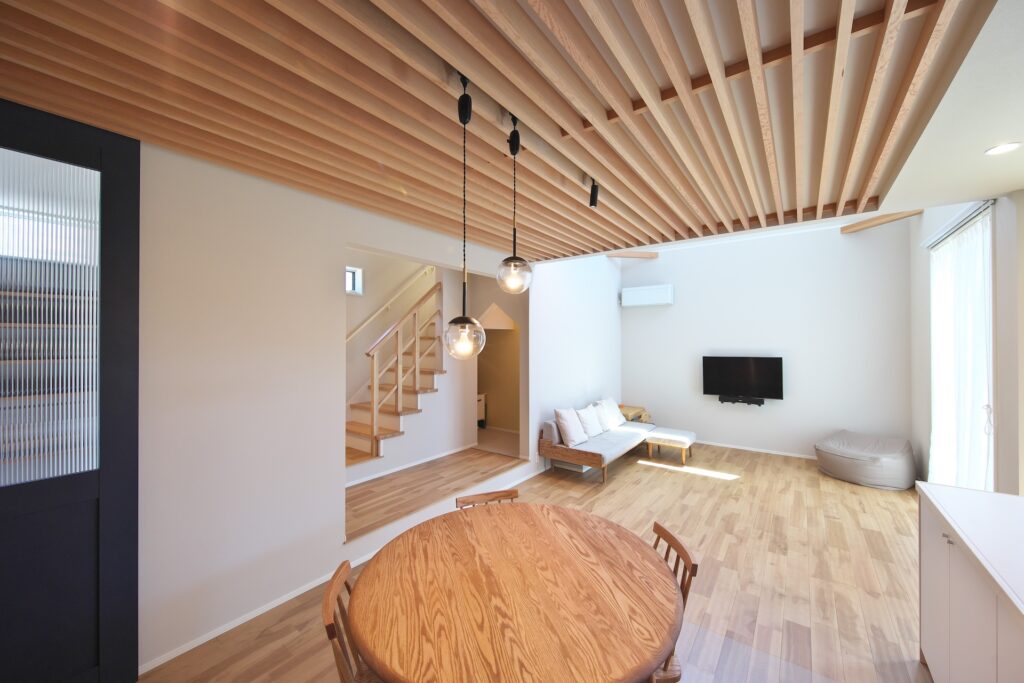 格子天井の家｜吹き抜けリビングが広がる住まい