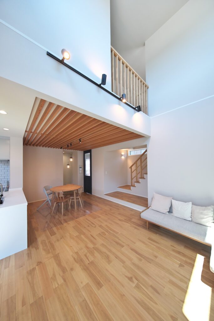 格子天井の家｜吹き抜けリビングが広がる住まい