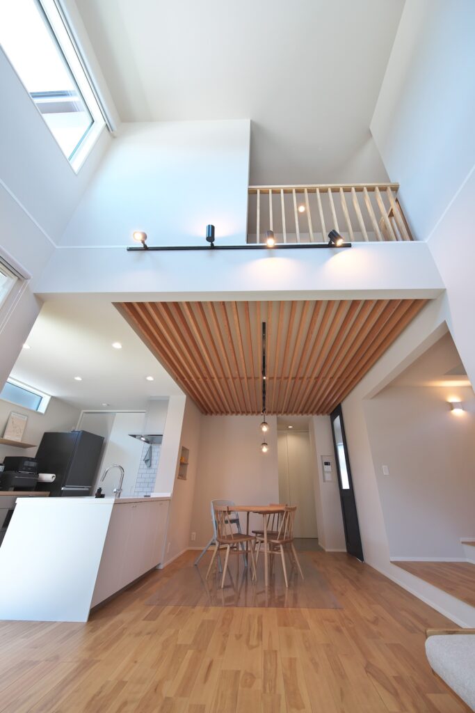 格子天井の家｜吹き抜けリビングが広がる住まい