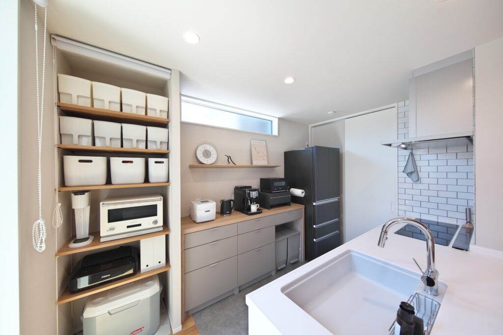 格子天井の家｜吹き抜けリビングが広がる住まい