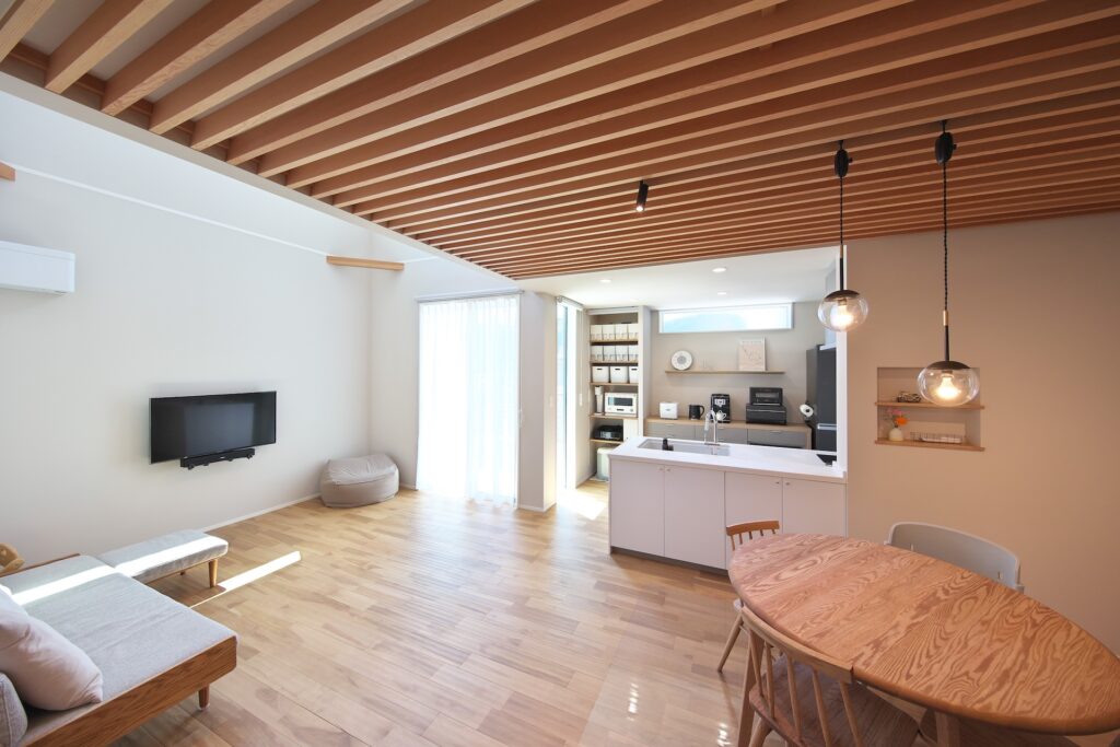 格子天井の家｜吹き抜けリビングが広がる住まい