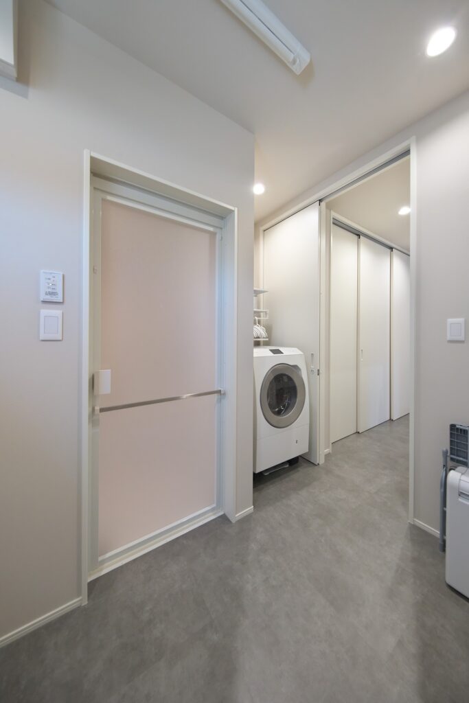 格子天井の家｜吹き抜けリビングが広がる住まい